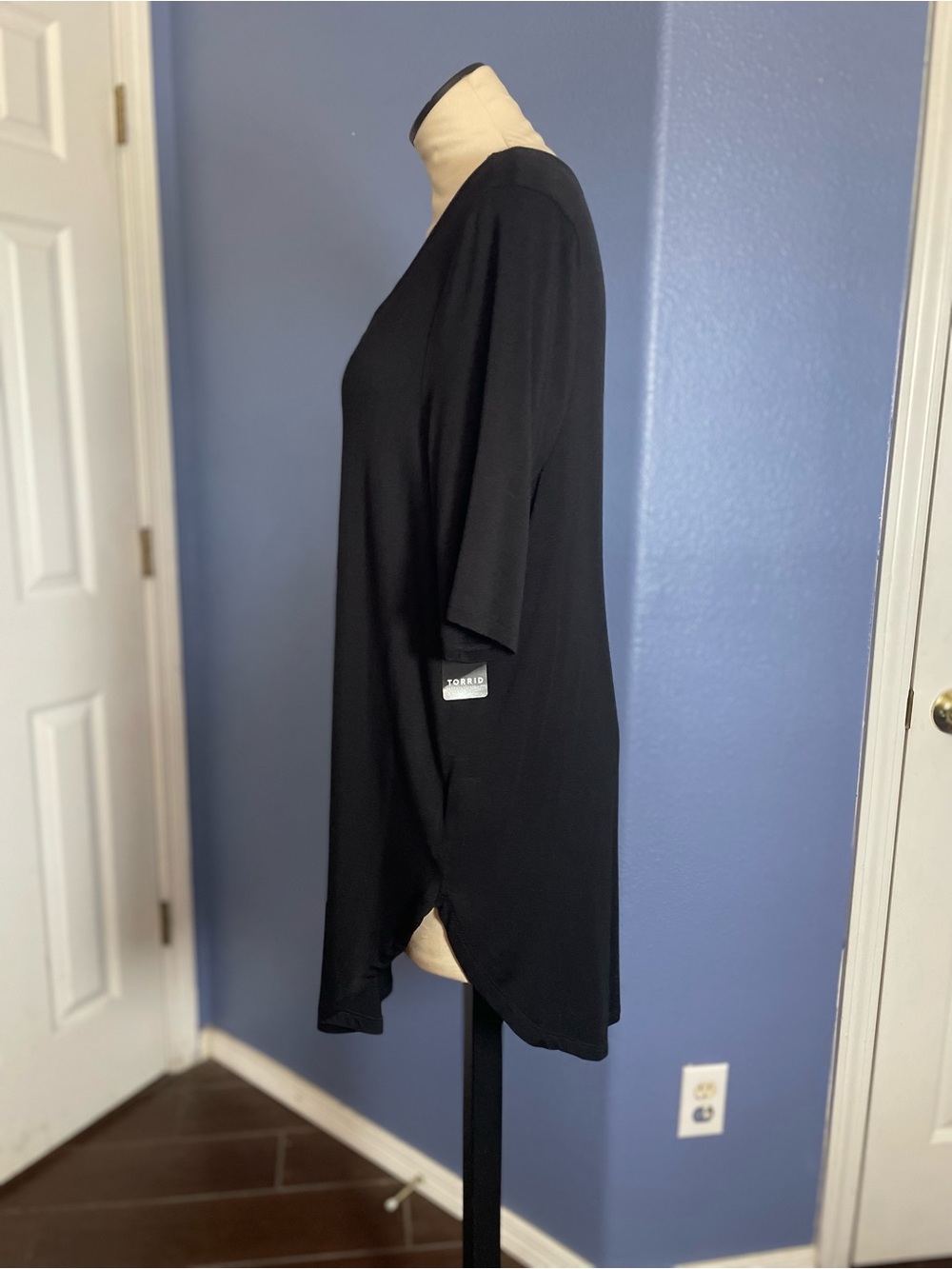 Torrid Black V-Neck Tunic with Crisscross Detail Size 1 - Picture 4 of 9
